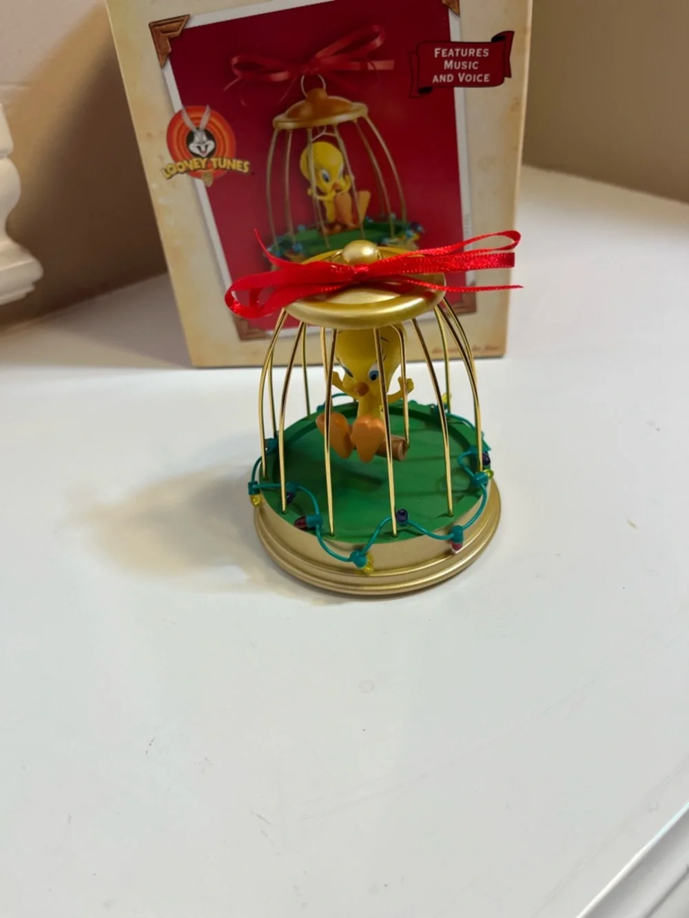 Hallmark 2004 Looney tunes “  Deck The Halls” Christmas ornament